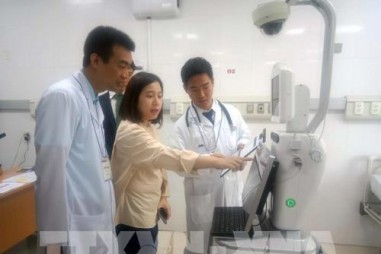 Thử nghiệm lâm sàng robot chăm sóc tại buồng bệnh