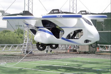 Thử nghiệm ô tô bay trong lồng sắt