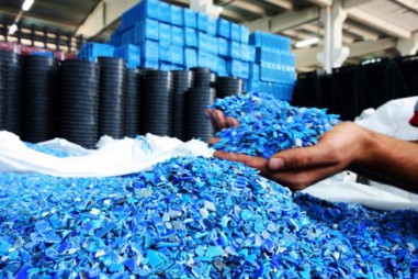 Các nhà khoa học Mỹ nghiên cứu thành công loại polyme có thể phân hủy ngay khi tiếp xúc với ánh sáng Mặt Trời