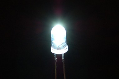 Nhóm các nhà khoa học làm ra được "pin Mặt trời ngược", ở trong bóng tối cũng tạo được điện