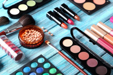 Tìm thấy vi khuẩn kháng kháng sinh trong 9/10 túi đồ trang điểm của chị em
