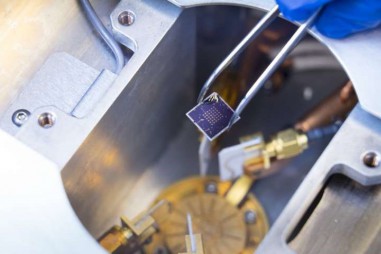 Bóng bán dẫn vừa xử lý và vừa lưu trữ thông tin