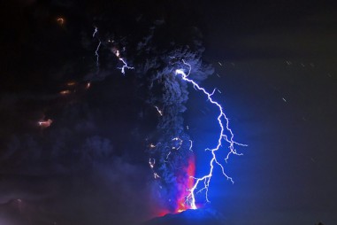 Làm thí nghiệm với 300kg tro bụi 13.000 năm tuổi, các nhà khoa học tìm hiểu lý do tại sao sét núi lửa hình thành