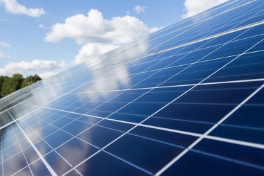 Phương thức mới làm sạch bụi trên các tấm pin mặt trời