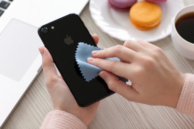 Vệ sinh điện thoại để tránh lây nhiễm vi rút, vi khuẩn