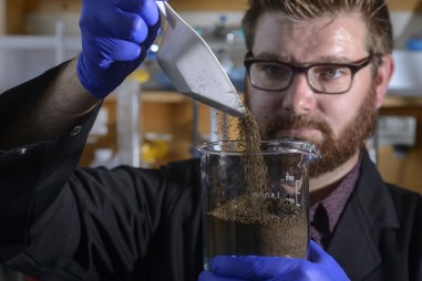 Miếng bọt biển: Giải pháp cho sự cố tràn dầu