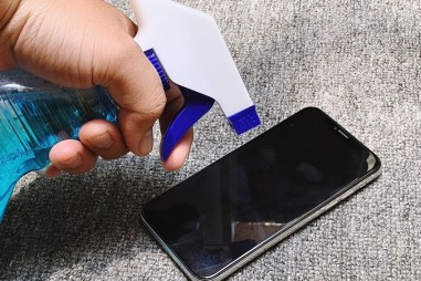 Vi rút corona có thể sống 4 ngày trên bề mặt màn hình điện thoại