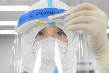 Trung Quốc phát triển robot lấy mẫu bệnh phẩm xét nghiệm COVID-19