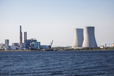 Điện gió và điện mặt trời đang ngày càng rẻ hơn các nhà máy điện than truyền thống