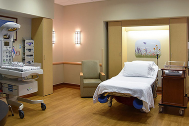 Khuyến cáo việc sử dụng buồng khử khuẩn và phòng áp lực âm