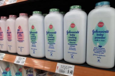 Dừng sản xuất phấn rôm Johnson & Johnson do chứa chất amiăng