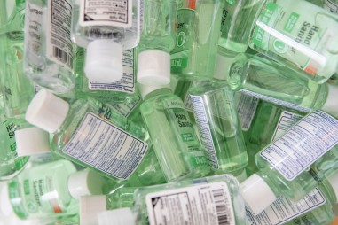 FDA Hoa Kỳ cảnh báo nước rửa tay khô có hóa chất độc hại