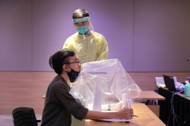 Sử dụng robot lấy mẫu xét nghiệm Covid-19