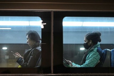 Australia phát hiện virus SARS-CoV-2 có thể sống sót sau 28 ngày trên thủy tinh, tiền tệ