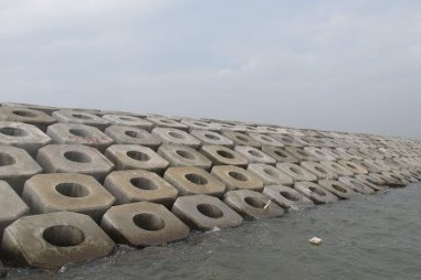 Kỹ sư 80 tuổi đề xuất làm bê tông chắn sóng từ… nhựa