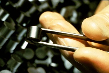 Điều gì xảy ra nếu bạn chạm tay vào thanh nhiên liệu hạt nhân?