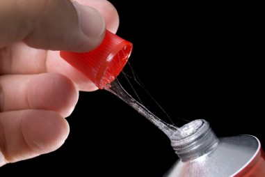 Các nhà nghiên cứu tạo ra keo siêu dính, có thể tự tiêu biến thành dạng khí mà không cần phải cạy mới ra