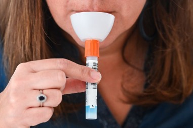 Nước bọt tiết lộ tình trạng Covid-19 nặng hay nhẹ