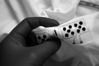 Lưới điện siêu nhỏ thu năng lượng từ cơ thể người