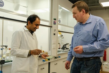 Các nhà khoa học tạo màng bao bì thực phẩm ăn được từ rong biển