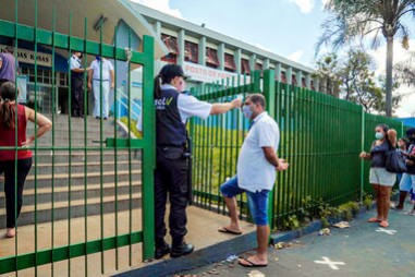 Thử nghiệm ở Brazil: Tiêm chủng rộng đã giúp quét sạch COVID-19 ở một thị trấn