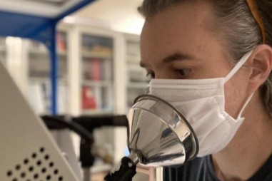 Khẩu trang ngăn chặn các hạt thở ra, bất chấp rò rỉ tại các mép