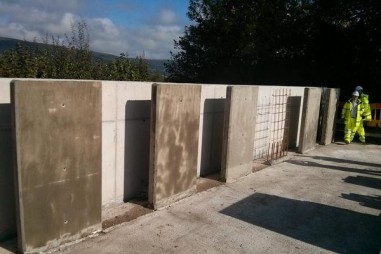 Anh thử nghiệm bê tông tự vá lành ổ gà