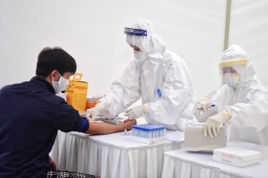 Loạn giá xét nghiệm nhanh Covid-19 tại các bệnh viện