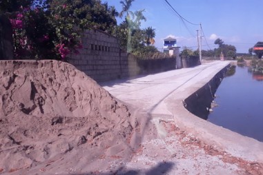 Phủ Lý, Hà Nam: Đường mới làm bong tróc sau trận mưa, chủ đầu tư có "buông lỏng" để nhà thầu thi công ẩu?