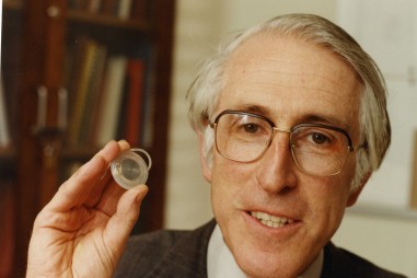 Graeme Clark: Cấy ghép ốc tai điện tử