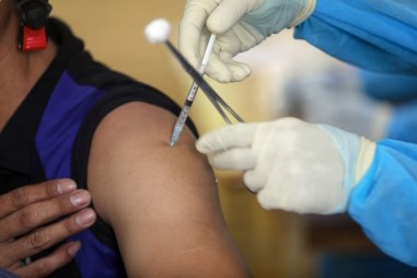 Tiêm mũi hai chậm hơn khuyến cáo có bị giảm hiệu quả vaccine Covid-19?