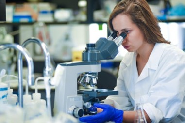 Tìm ra tổ hợp thuốc điều trị ung thư não hiếm gặp ở trẻ em nhờ AI