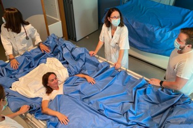 Thử nghiệm cho phụ nữ nằm trên giường nước 5 ngày