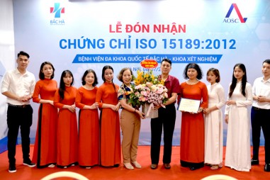Khoa Xét nghiệm Bệnh viện ĐKQT Bắc Hà đón nhận chứng chỉ ISO 15189:2012