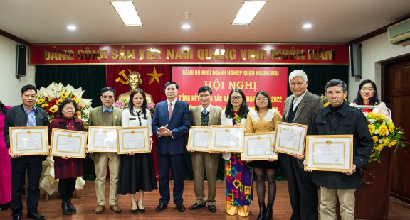 Đảng ủy Khối khen thưởng chi bộ VinaCert vì hoàn thành xuất sắc nhiệm vụ năm 2022
