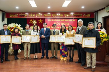 Đảng ủy Khối khen thưởng chi bộ VinaCert vì hoàn thành xuất sắc nhiệm vụ năm 2022