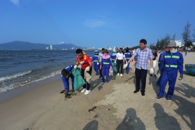 600 người nhặt rác hưởng ứng Ngày hội môi trường "Biển Đà Nẵng mãi trong xanh"