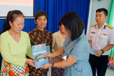 Tạp chí Biển Việt Nam phối hợp Vùng 2 Hải quân tặng quà gia đình chính sách