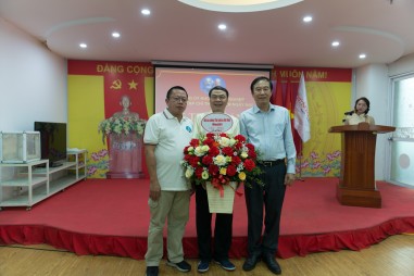 Bí thư Chi bộ Tạp chí Thử nghiệm Ngày nay đón nhận Huy hiệu 40 năm tuổi Đảng