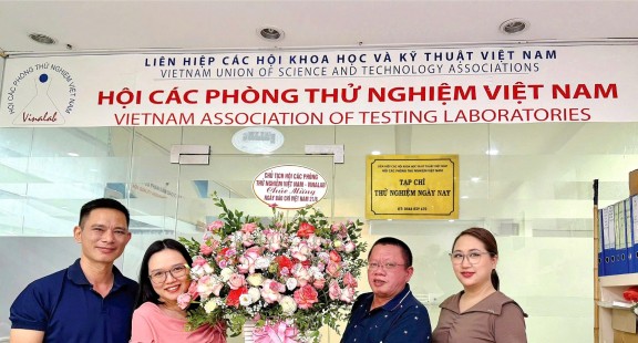Lãnh đạo Hội các Phòng thử nghiệm Việt Nam chúc mừng Tạp chí Thử nghiệm Ngày nay nhân dịp 100 năm Ngày Báo chí Cách mạng Việt Nam