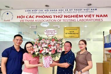 Lãnh đạo Hội các Phòng thử nghiệm Việt Nam chúc mừng Tạp chí Thử nghiệm Ngày nay nhân dịp 100 năm Ngày Báo chí Cách mạng Việt Nam