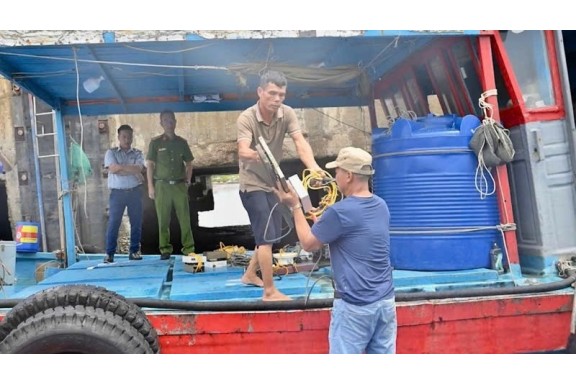 Quảng Ninh: Khởi tố 02 đối tượng tháo 13 thiết bị giám sát hành trình tàu cá, tiếp tay cho khai thác IUU