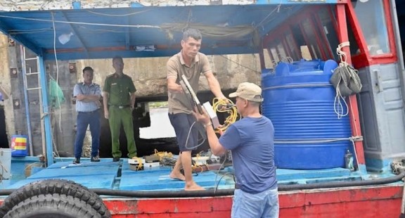 Quảng Ninh: Khởi tố 02 đối tượng tháo 13 thiết bị giám sát hành trình tàu cá, tiếp tay cho khai thác IUU