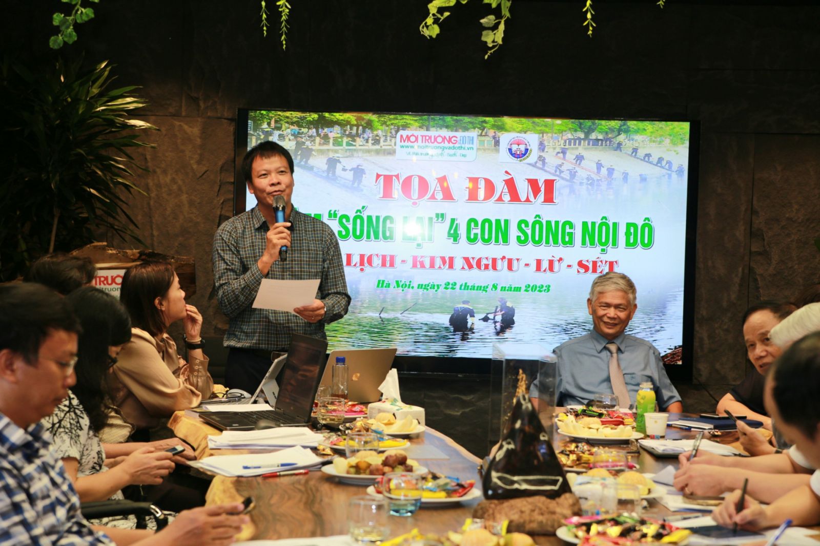 TS.LS Đồng Xuân Thụ, Tổng biên tập Tạp chí Môi trường và Đô thị Việt Nam và GS.TS Trần Đức Hạ, Ủy viên BTV Liên hiệp các Hội Khoa học và Kỹ thuật Hà Nội, nguyên Viện trưởng Viện nghiên cứu Cấp thoát nước và Môi trường Việt Nam chủ trì buổi tọa đàm