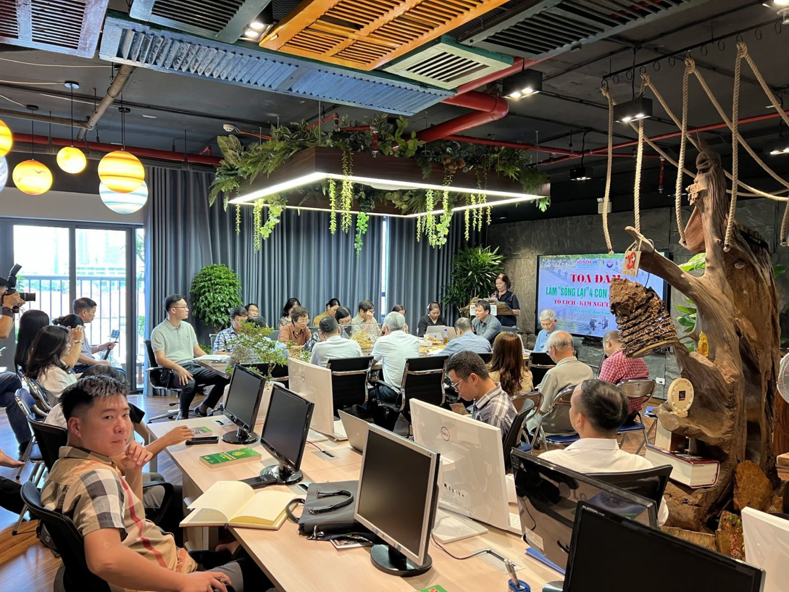 Các đại biểu tham dự Toạ đàm