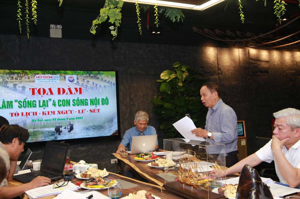 PGS.TS. Nguyễn Hồng Tiến, Chủ nhiệm Chương trình nghiên cứu KH&CN phục vụ quy hoạch, quản lý xây dựng và phát triển đô thị, bảo vệ môi trường Hà Nội, nguyên Cục trưởng Cục Hạ tầng- Kỹ thuật, Bộ Xây dựng phát biểu tại toạ đàm.